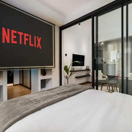 Black Frame-a Cinematic Urban In Apartment Thessaloniki