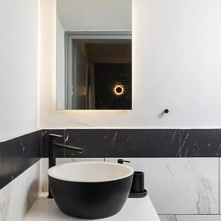 Black Frame-a Cinematic Urban In Apartment *