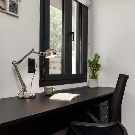 Black Frame-a Cinematic Urban In Apartment Thessaloniki