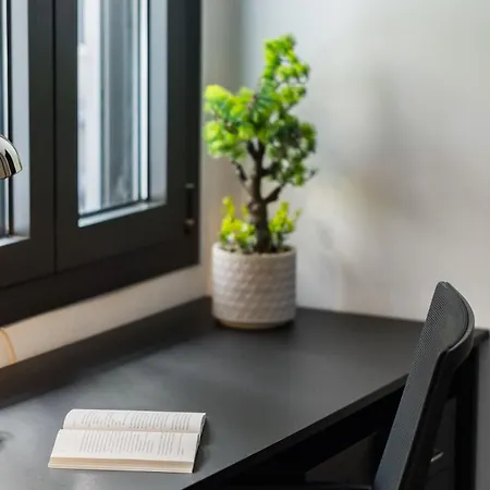 Black Frame-a Cinematic Urban In Apartment Thessaloniki