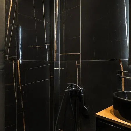 Black Frame-a Cinematic Urban In Apartment *