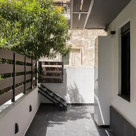 Black Frame-a Cinematic Urban In Apartment *